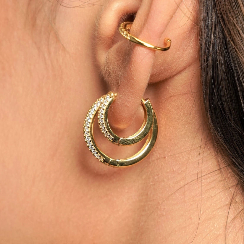 Introducing the elegant Kristin Hoops, a must-have addition to any fashion-conscious individual's collection. These hoops are made from high-quality 925 sterling silver and also come with a 18K gold-plated finish that adds a touch of luxury to your everyday wear.