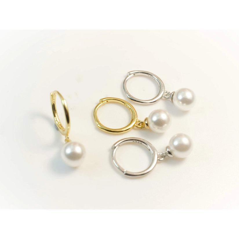 Elevate your jewellery collection with the Jolie Pearl Earrings. These beautiful earrings are crafted from high-quality 925 sterling silver. They are also available in 18K gold plating, giving them a luxurious and timeless appeal. The secure push back closure ensures that they stay in place all day long and they are nickel-free, making them suitable for those with sensitive skin. 